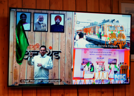 मुख्यमंत्री श्री पुष्कर सिंह धामी ने वर्चुअल माध्यम से लालकुआंबांद्रा सुपरफास्ट ट्रेन को हरी झण्डी दिखाकर रवाना किया।